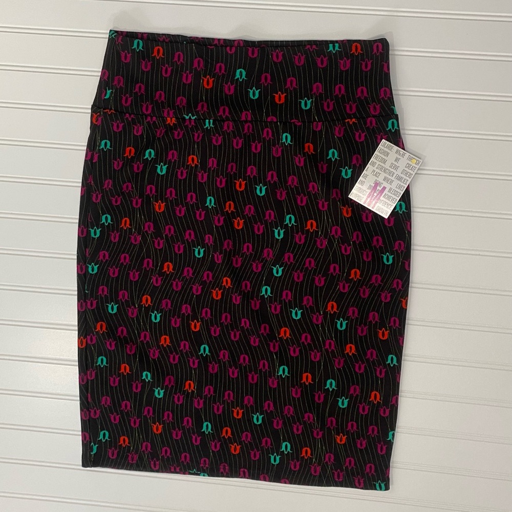 New with Tags M Pencil Skirt LuLaRoe Cassie Black Background